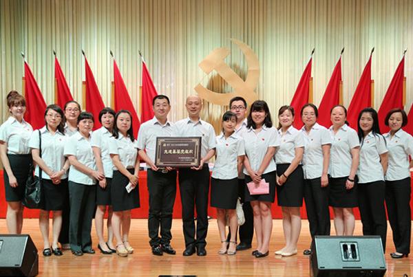 公司党总支连续八年荣获高新区先进基层党组织称号